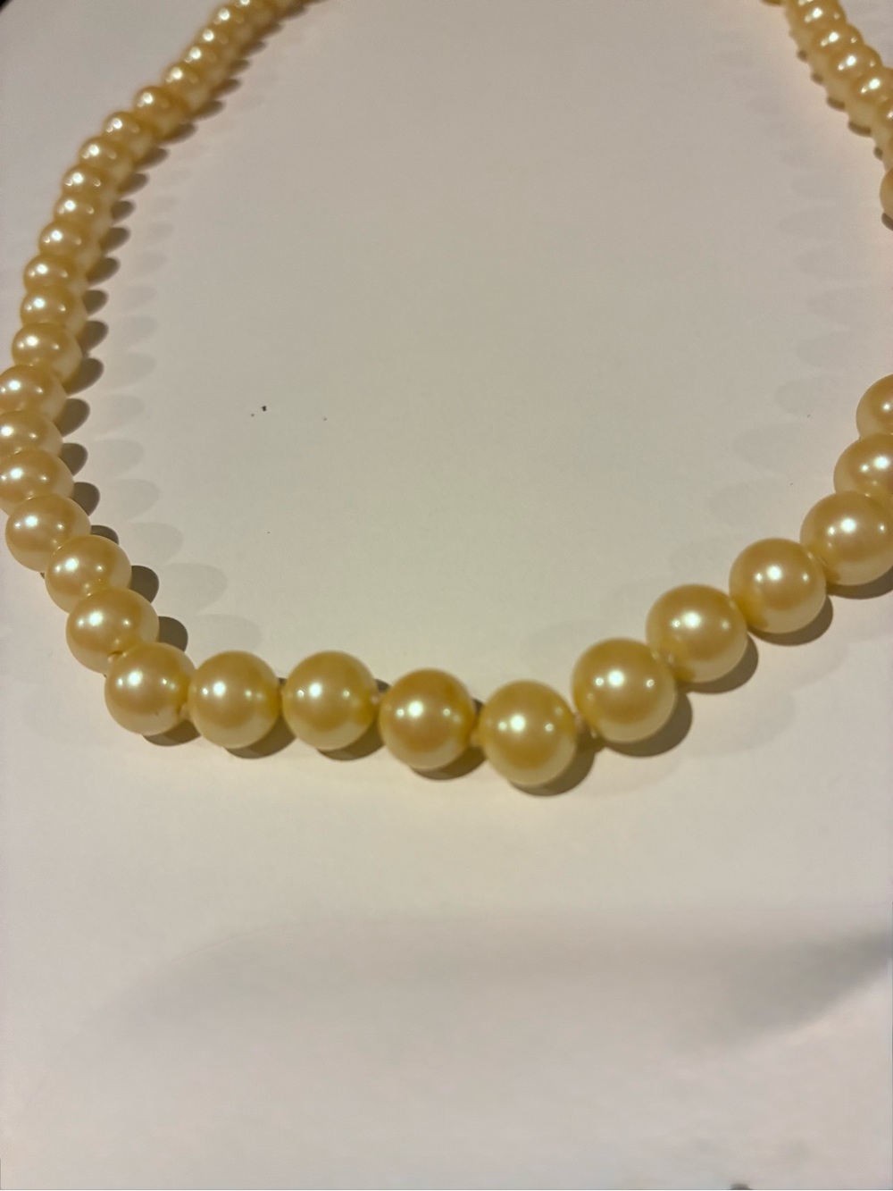 Classic Cream Pearl Necklace - Elegant Women's Jewelry. Preowned. Beautiful.